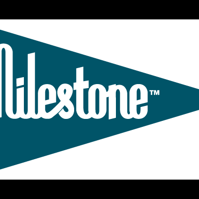 Logotipo Milestone branco sobre fundo azul triangular