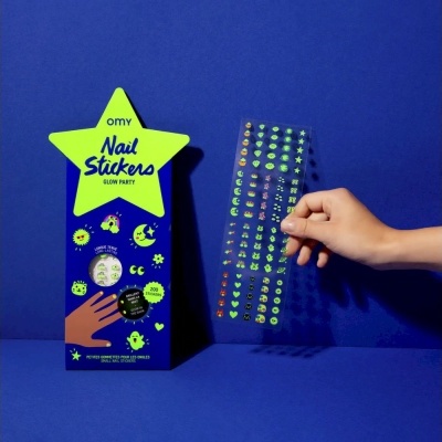 Conjunto de autocolantes para unhas 'OMY Nail Stickers Glow Party' com formato estrela e mão a segurar autocolantes fluorescentes