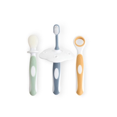 Conjunto de três utensílios para bebé em plástico e silicone em várias cores
