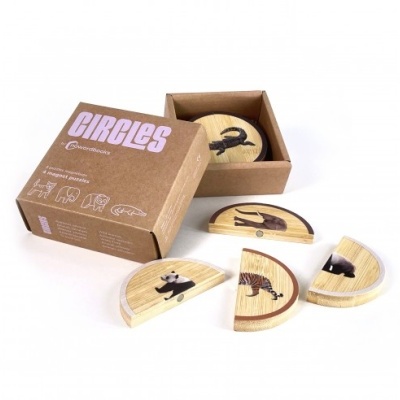 Peças de madeira em círculos com imagens de animais e embalagem de cartão