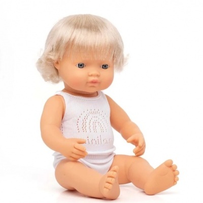 Boneca de bebé de plástico com body branco e cabelo louro.