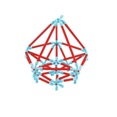 Brinquedo de construção vermelho e azul com estrutura geométrica
