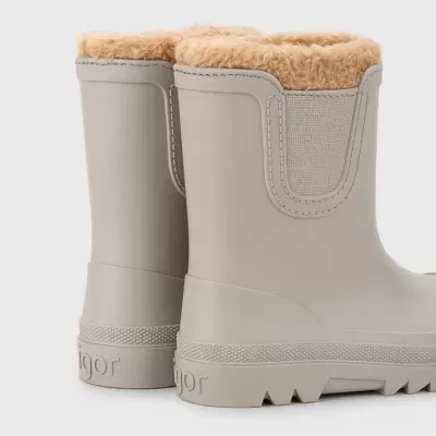 Botas de chuva cinza claro com interior castanho peludo e sola robusta