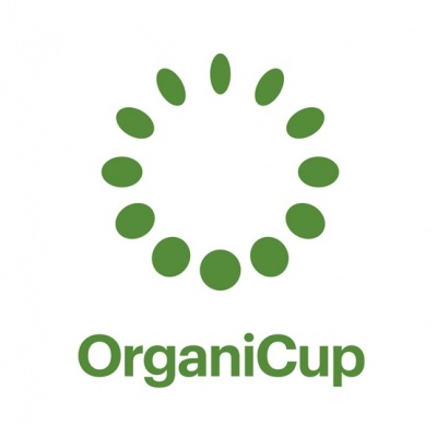 Logótipo OrganiCup verde com círculos ovais e nome em fundo branco