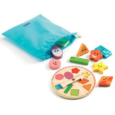 Brinquedo educacional de madeira com formas geométricas e saco azul claro