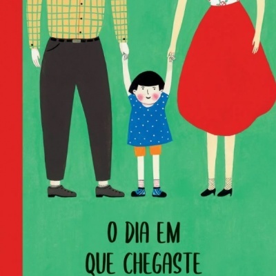 Capa de livro com ilustração de criança entre dois adultos em fundo verde e texto O DIA EM QUE CHEGASTE.