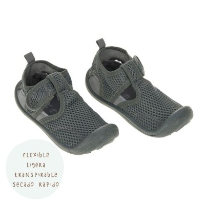 Par de sapatos cinza escuro de malha respirável com tiras de velcro e sola preta