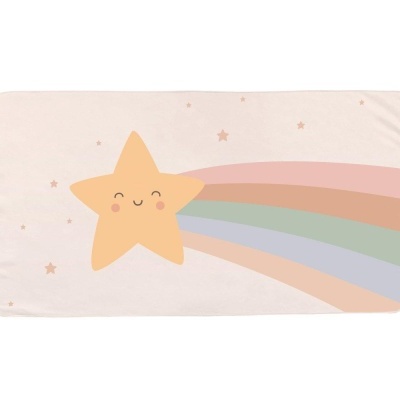 Tapete retangular bege com estrela sorridente e faixas coloridas