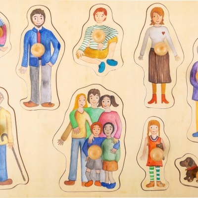 Puzzle de madeira com figuras de família e cão com texturas em círculos de madeira
