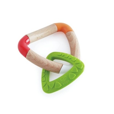 brinquedo para bebé em madeira clara com vermelho e anel verde texturizado