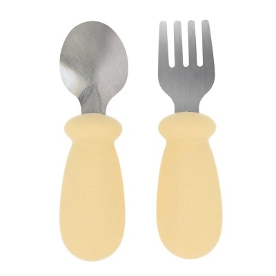 Colher e garfo infantis com cabo grosso amarelo claro e pontas metálicas