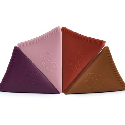 Carteiras triangulares coloridas com relevo de animais.