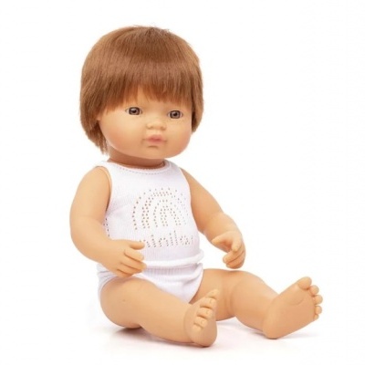 Boneco bebê com body branco e cabelo castanho, sentado