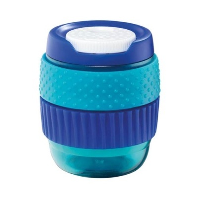 Frasco plástico azul com duas faixas de silicone antiderrapante e tampa azul e branca