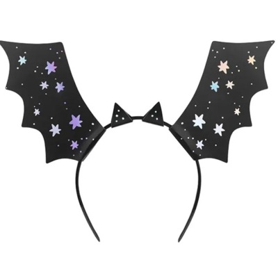Arco de cabeça com asas de morcego pretas e estrelas coloridas