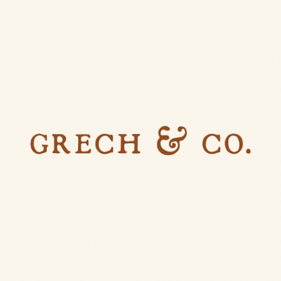 Logo da marca GRECH & CO. em castanho sobre fundo bege