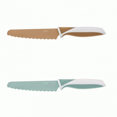 Facas de pão coloridas em tons pastel com cabos brancos e lâminas serrilhadas.