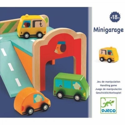 Minigaragem de madeira com carrinhos amarelo, verde e laranja e estrutura de garagem vermelha