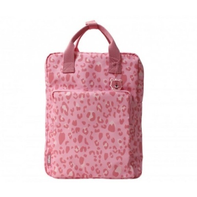 Mochila rosa com padrão de manchas e corações e chaveiro de ursinho