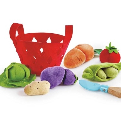 Brinquedos de alimentos em tecido com cesta vermelha e faca azul