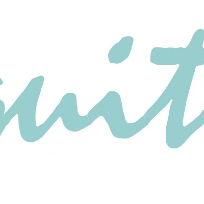 Logótipo da marca Squitos em escrita cursiva verde-água