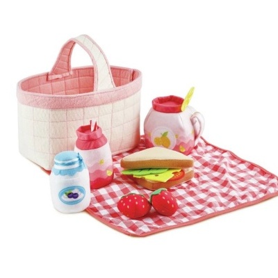 Brinquedo de alimentos de tecido com cesto, jarra, sanduíche, morangos e pano quadriculado