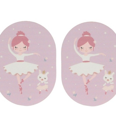 Almofadas cor de rosa com estampa de bailarina e coelho em pose de dança