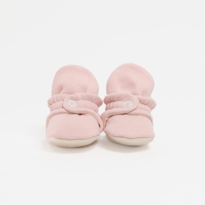 Sapatinhos para bebé cor-de-rosa com botão branco