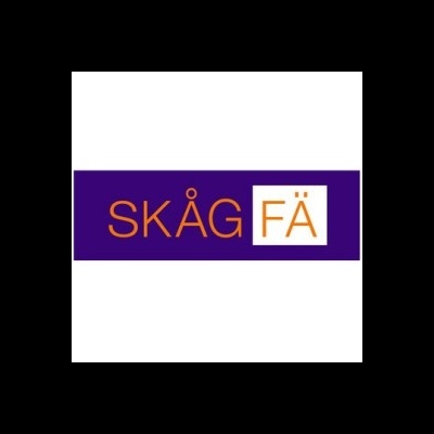 Logotipo com as palavras SKÅG e FÄ sobre fundo roxo.