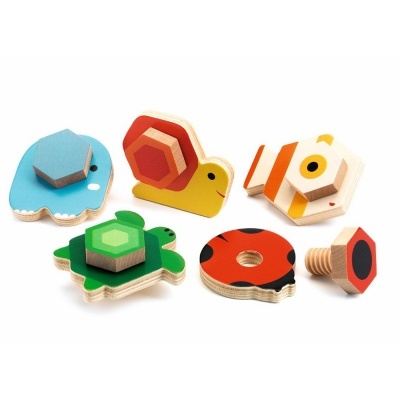 Peças de madeira coloridas com formas de animais marinhos e formas geométricas para montar.