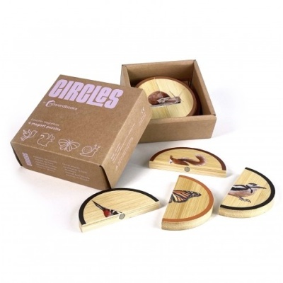 Peças de madeira semicirculares com imagens de animais e embalagem de cartão castanho com texto CIRCLES