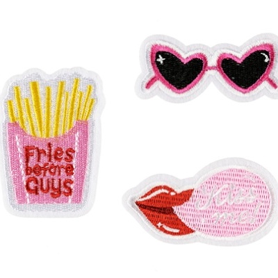 Três patches bordados coloridos com tema divertido, incluindo batatas fritas, óculos de coração e lábios com texto.