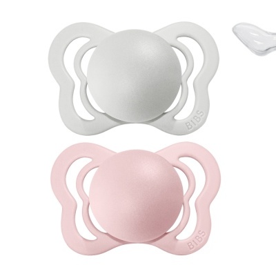 Duas chupetas BIBS, uma cinza e uma rosa, com design em forma de borboleta sobre fundo branco