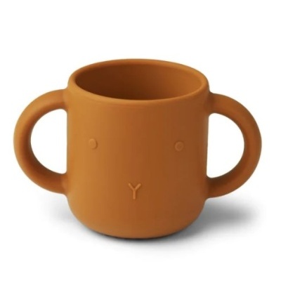 Caneca terracota com dois punhos, rosto minimalista em relevo