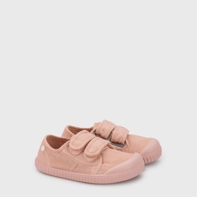Sapatilhas cor rosa com fechos de velcro sobre fundo branco