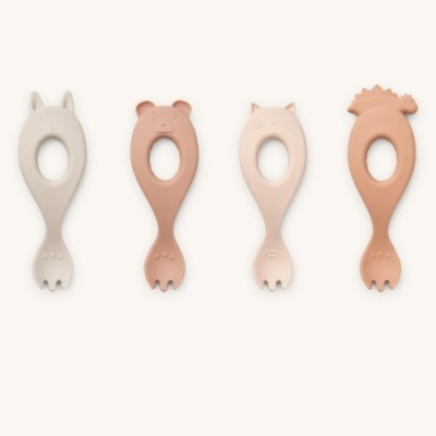 Quatro talheres infantis em silicone com diferentes formas de animais e tons neutros.