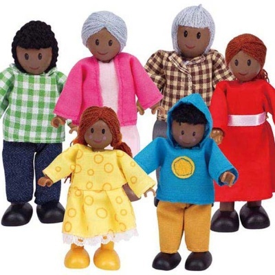 Seis bonecos de madeira com diferentes roupas coloridas e cabelos de lã.