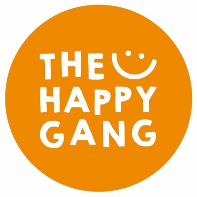 Logótipo laranja com texto branco THE HAPPY GANG e sorriso