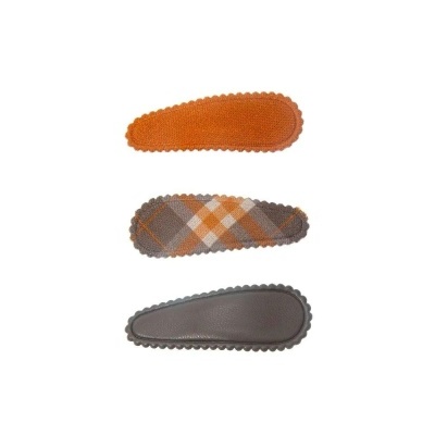 Três molas de cabelo coloridas em fundo branco