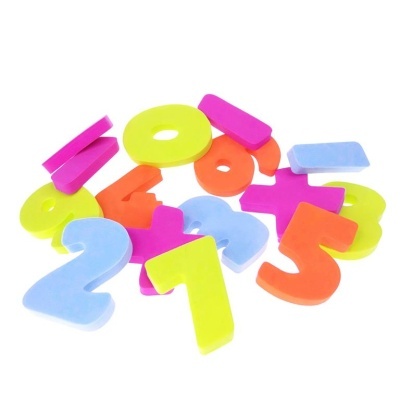 Números de espuma colorida sobre fundo branco