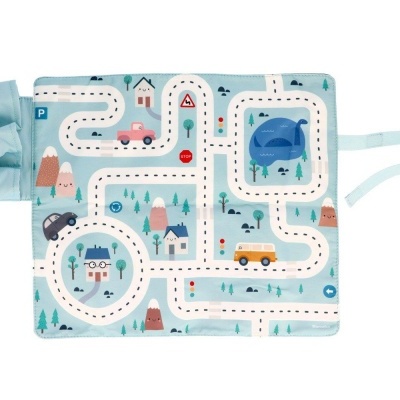 Tapete infantil com padrão de estradas e veículos coloridos