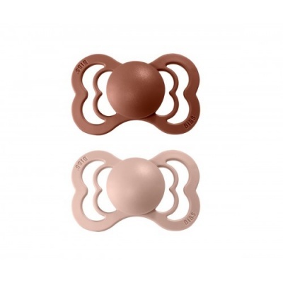 Duas chupetas de silicone castanha e rosa claro com inscrições SS18 e BIBS.