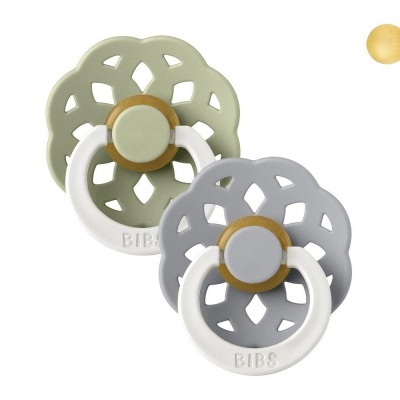 Dois chuchas BIBS com borda em forma de flor em verde e cinza