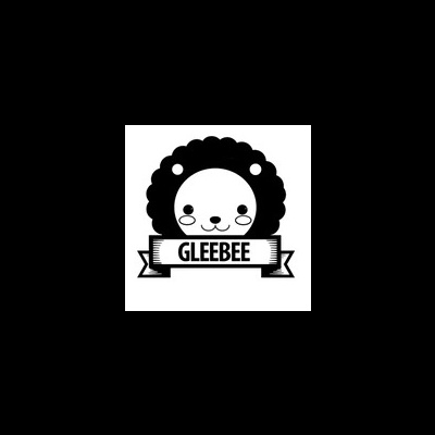 Logótipo preto e branco de um leão com a palavra GLEEBEE numa faixa