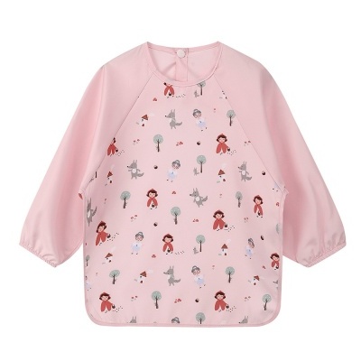 Babete rosa claro para criança com estampado de personagens e árvores