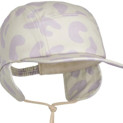Boné infantil com padrão camuflado lilás e bege e proteção auricular
