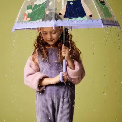 Criança a segurar guarda-chuva transparente com ilustrações coloridas