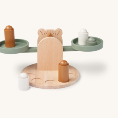 Balance de madeira com peças em branco e castanho sobre e em redor da base