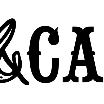 Logótipo preto de OLl&CAROL com fundo branco