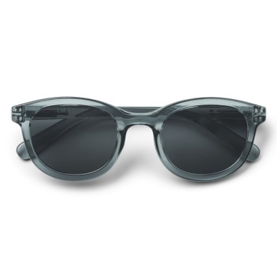 Óculos de sol cinza com lentes escuras sobre fundo branco